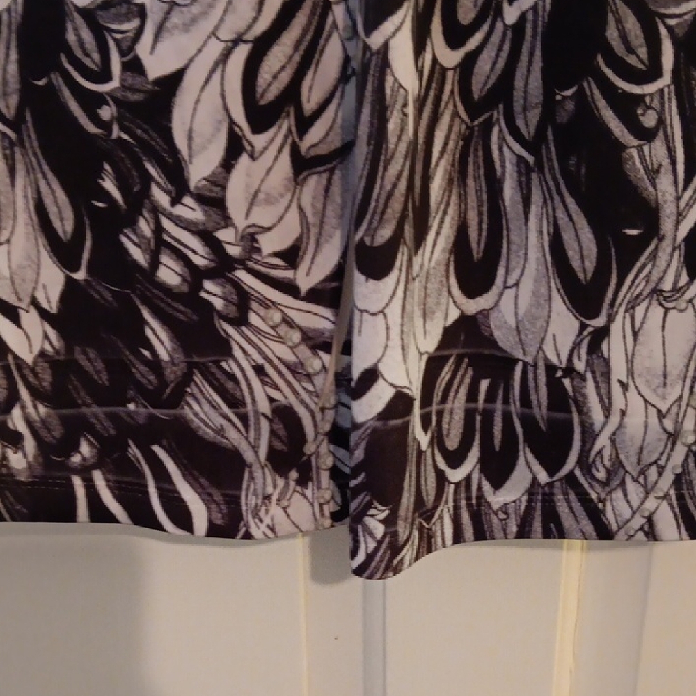 live and let live Black & White Floral V-Neck Blouse size 1X EUC - Picture 5 of 14